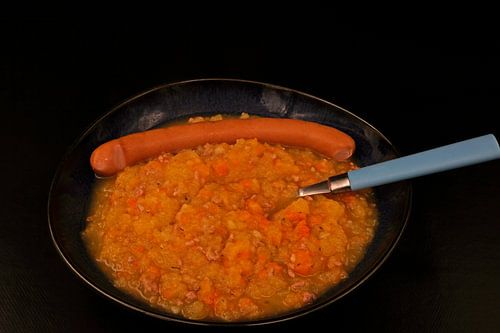 Huisgemaakte verse aardappelsoep met Weense worstjes