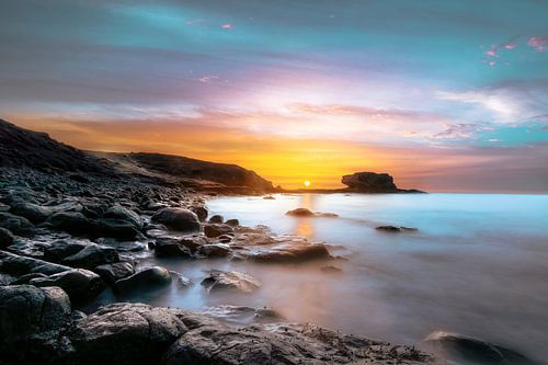 Lever de soleil sur une côte rocheuse, ressemble à une autre planète, une photo très spéciale de Fue