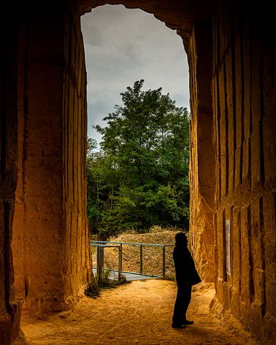 Man in ENCI-groeve (Kleur)