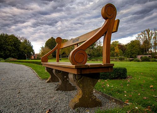 Banc sur un sentier de randonnée