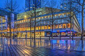 Rotterdam, Doelen et Place du Théâtre pendant la nuit sur Frans Blok