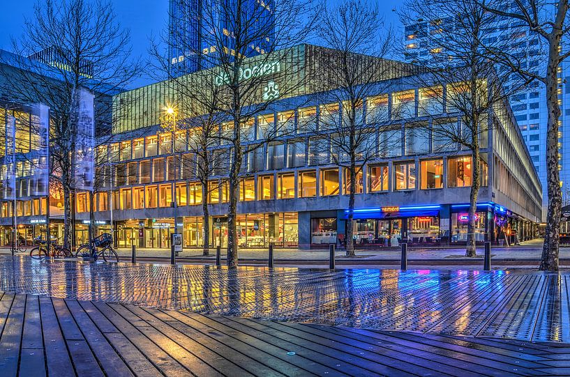 Rotterdam: De Doelen en het Schouwburgplein bij avond van Frans Blok