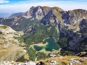 Magischer Ausblick über den Herzsee im Naturpark von Bosnien