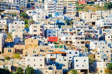 Huizen op bergwand Bethlehem, Palestina van Sander Jacobs