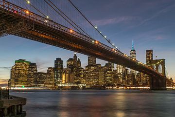 New York Manhatten en Brooklyn Bridge vanaf Brooklyn van Waterpieper Fotografie