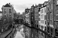 Oudegracht in Utrecht en de Gaardbrug gezien vanaf de Maartensbrug in zwart-wit van André Blom Fotografie Utrecht thumbnail