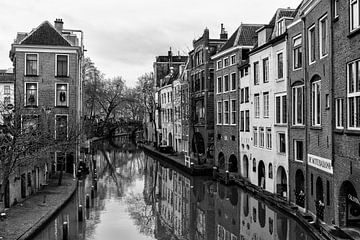 Oudegracht in Utrecht und die Gaardbrug von der Maartensbrug aus gesehen in Schwarz-Weiß. von André Blom Fotografie Utrecht