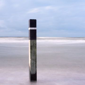 Beach pole in blue and grey by Hans Kwaspen