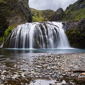 Chute d'eau de Stjórnarfoss en Islande sur Linda Schouw