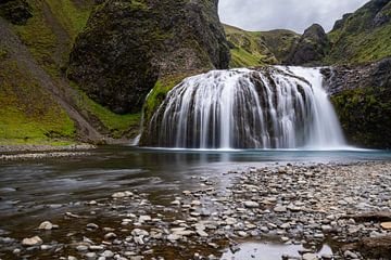 Stjórnarfoss waterval in IJsland van Linda Schouw
