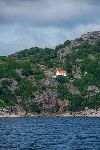 Hütte auf den Felsen in Norwegen von Manon Verijdt