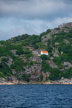 Huisje op de rotsen in Noorwegen van Manon Verijdt