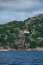 Huisje op de rotsen in Noorwegen van Manon Verijdt thumbnail