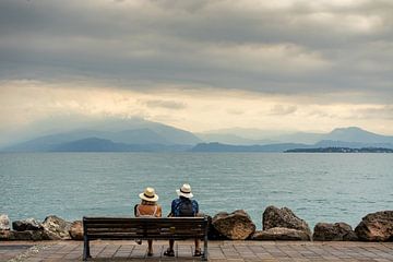 Altes Paar sitzt auf einer Bank am Gardasee von Animaflora PicsStock