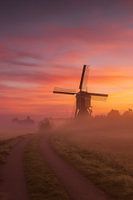 De broekmolen in de vroege mistige ochtend voor zonsopkomst