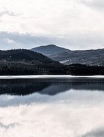 Reflexionen auf dem Wasser der Berge, Trondelag