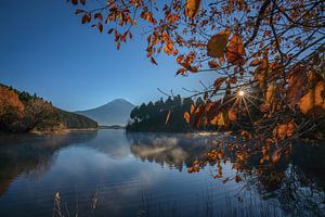Der Tanuki-See kurz nach Sonnenaufgang mit dem Berg Fuji im Hintergrund