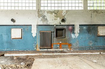 baufälliges Gebäude, Detail mit Heizkörper