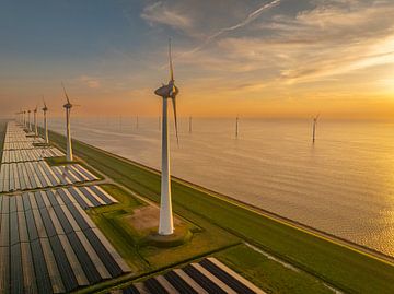 Windturbines en zonnepanelen aan de oever van een meer van Sjoerd van der Wal Fotografie