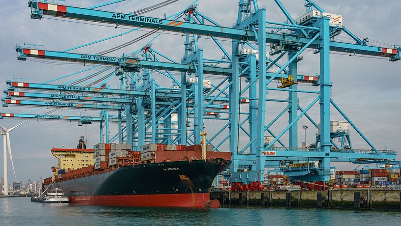 W KITHIRA containerschip. van Jaap van den Berg