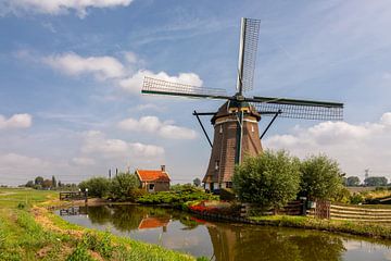 Hollandse windmolen en huisje van Bram van Broekhoven