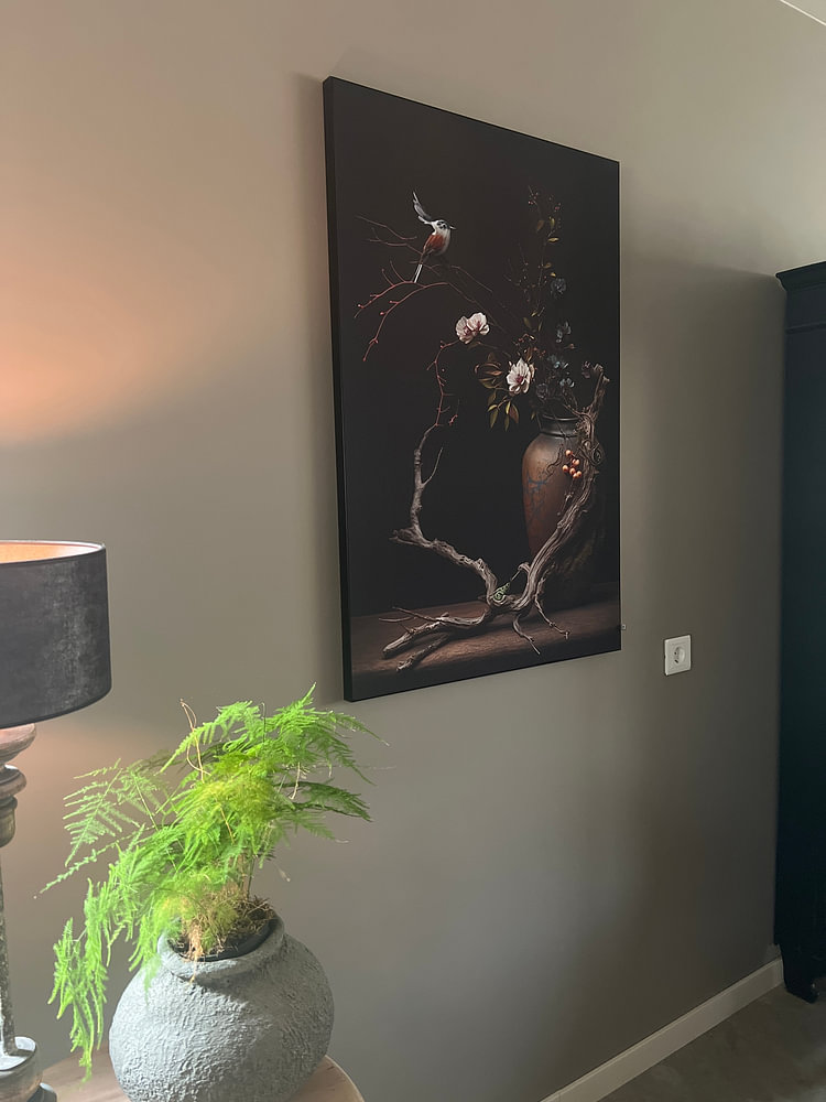 Surrealistisches Stilleben mit Blumen und einem Vogel, von Digitale Schilderijen
