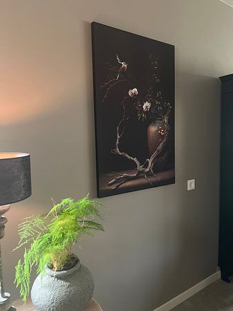 Surrealistisches Stilleben mit Blumen und einem Vogel