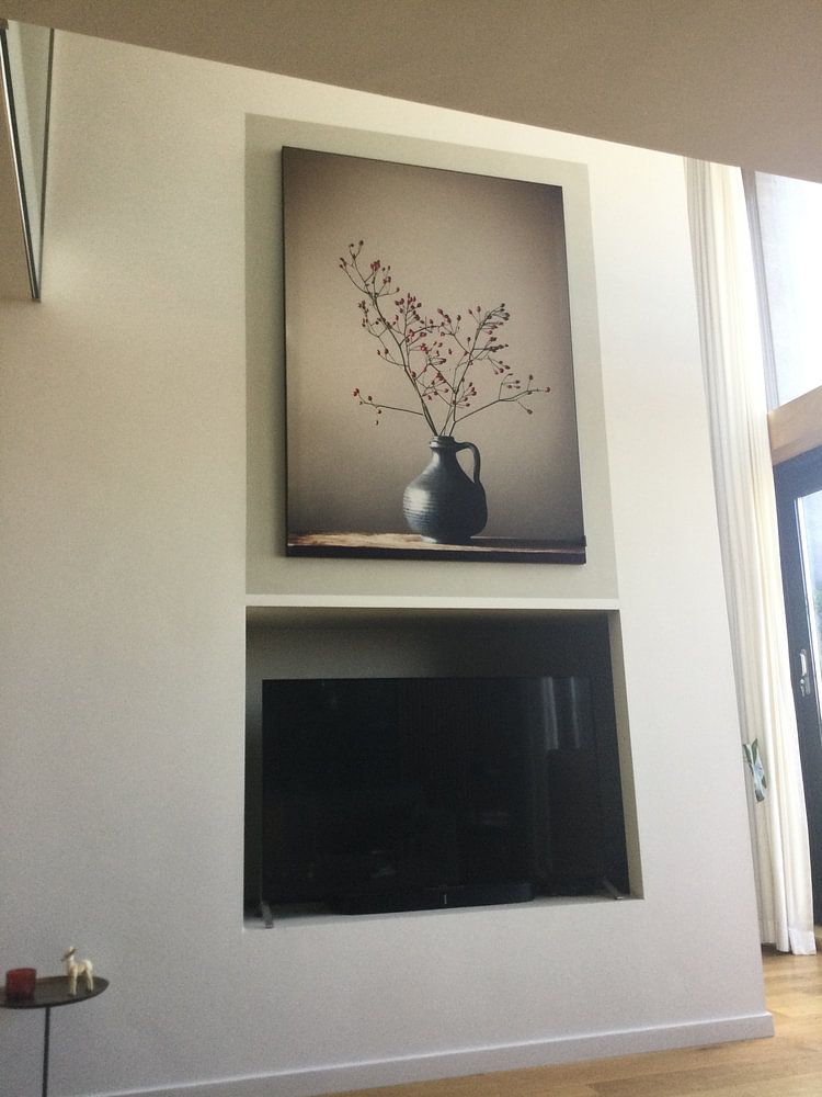 Blaue Vase mit Beeren  von Karin Bazuin 