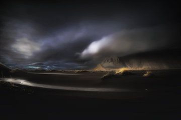 Dramatisches Island.  Veröffentlichtes Bild . von Saskia Dingemans Awarded Photographer