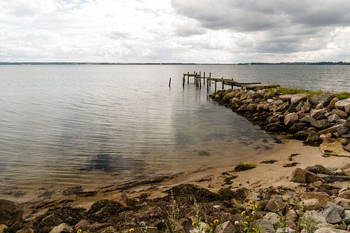 Oude vervallen steiger aan het strand