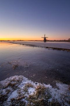 Typisch nederlands, de Ypey mûne molen met ijs bij zonsondergang van KB Design & Photography (Karen Brouwer)