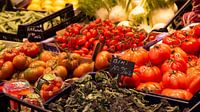 De tomaten op de markt; het begin van een heerlijke maaltijd van Hans de Waay thumbnail