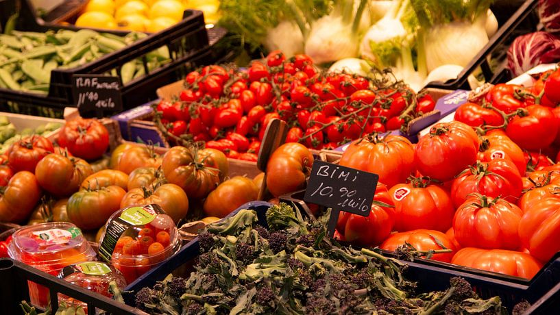 De tomaten op de markt; het begin van een heerlijke maaltijd van Hans de Waay