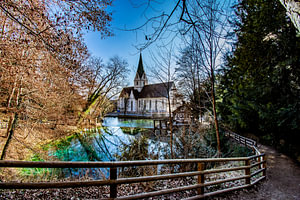 Ansicht auf die Klosterkirche mit Blautopf