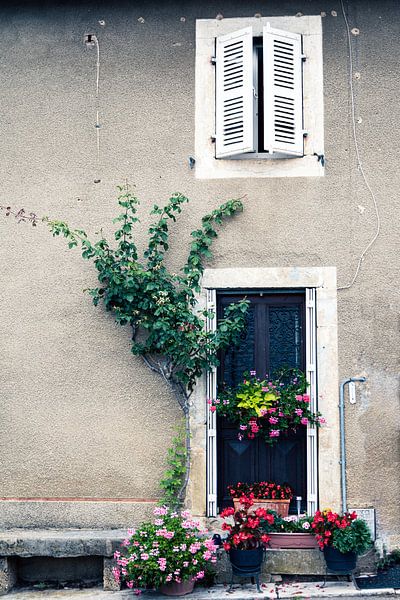 Vrolijke Franse voordeur met bloemen van Fika Fotografie