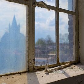 Fabrieksraam met kerk (More Past VIII) van Gerard Oonk