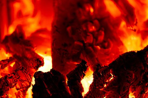 Rot glühende Glut in einem brennenden Kamin