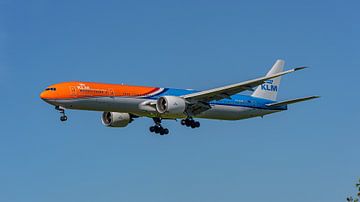 Landende KLM Boeing 777-300 passagiersvliegtuig. van Jaap van den Berg
