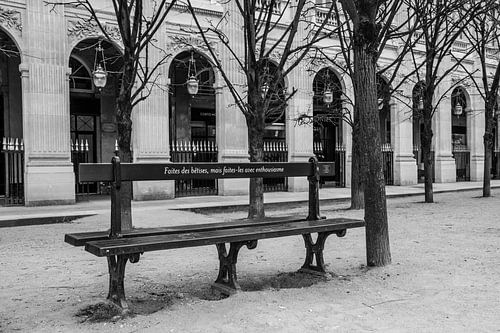 Stilte bij Palais Royal: Bankje in Zwart-Wit