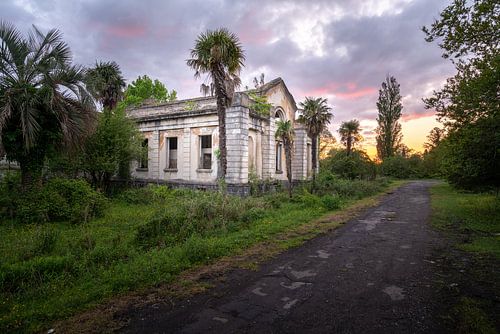 Station abandonnée pendant le coucher du soleil.
