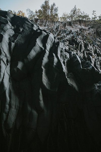 Lava gesteente van de Etna in de Alcantara kloof, Sicilië Italië van Manon Visser