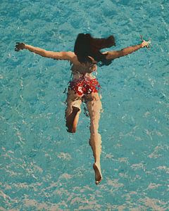 Gemälde eines im Meer schwimmenden Mädchens