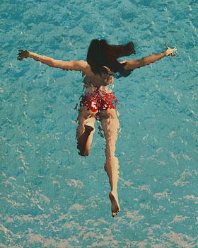 Gemälde eines im Meer schwimmenden Mädchens