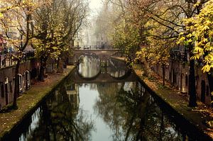 Werfkelders langs de Oudegracht in Utrecht in de mist met zicht op de Gaardbrug vanaf de Hamburgerbr van André Blom Fotografie Utrecht