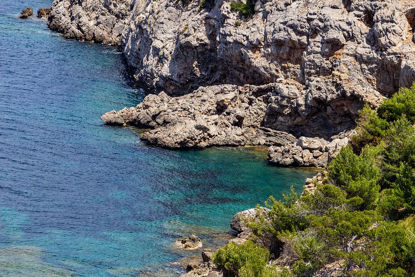 Kustlandschap voor het schiereiland La Victoria in Mallorca van Reiner Conrad