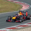 Max in de Redbul formule 1 auto uit  2011 (RB7) van Maurice de vries