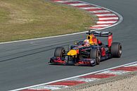 Max verstappen in de Redbul formule 1 auto uit  2011 (RB7) van Maurice de vries thumbnail