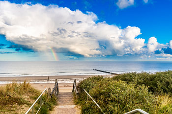 Mooie wolkenluchten boven het strand bij Domburg