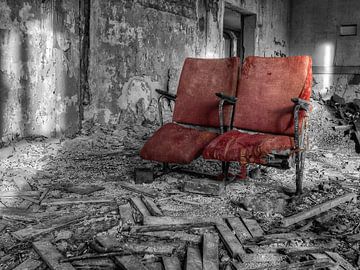 Lost Place - roter Sessel von Carina Buchspies