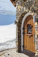 Hüttentür im Schnee